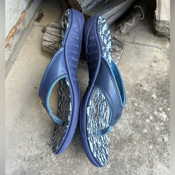 Spenco Ocean Orthotic Navy fish Flip Flops Sz-7B. N - Picture 5 of 11
